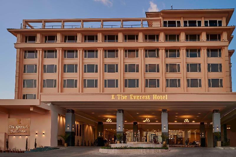 더 에버레스트 호텔 (The Everest Hotel)